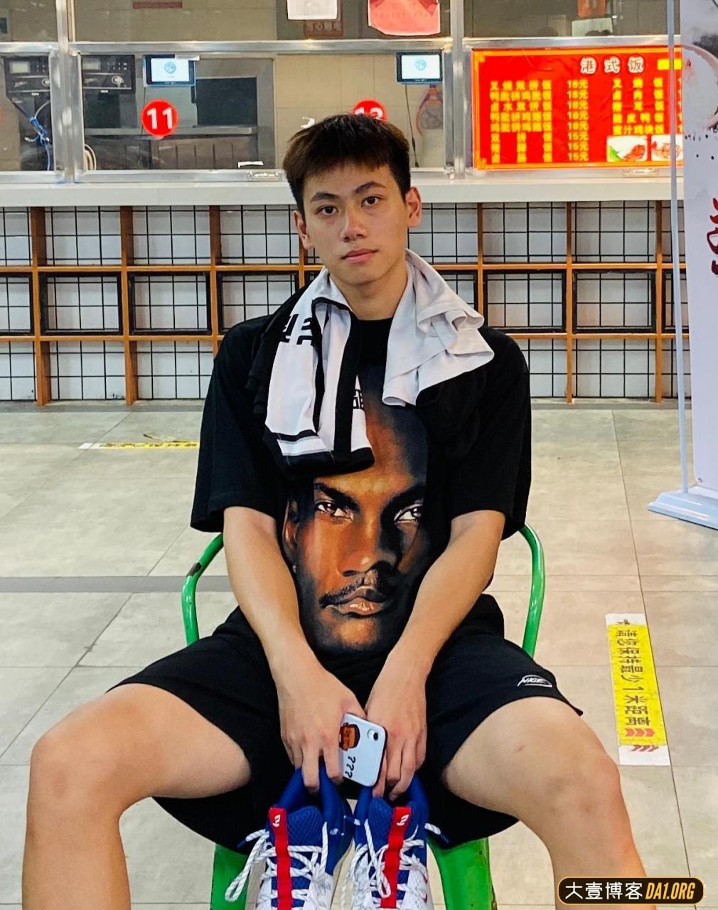 身高194CM的广州华商篮球体育生，这颜值身材你们可以吗？
