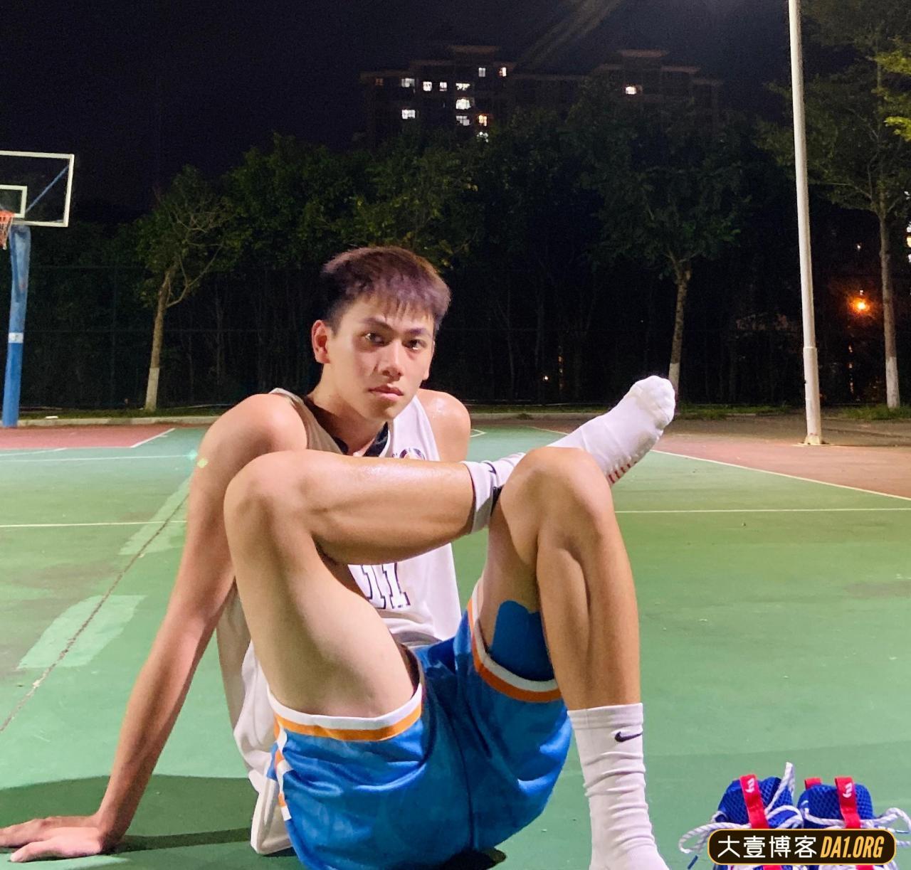 身高194CM的广州华商篮球体育生，这颜值身材你们可以吗？