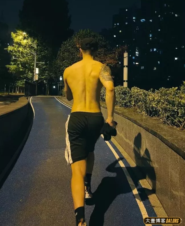 深夜偶遇跑步的肌肉小哥哥，被汗沁湿的八块腹肌让人挪不开眼睛