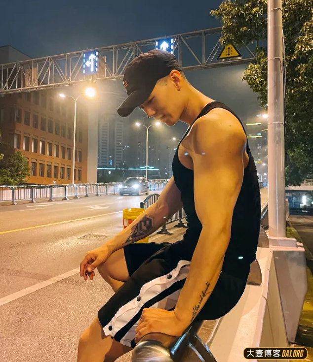 深夜偶遇跑步的肌肉小哥哥，被汗沁湿的八块腹肌让人挪不开眼睛