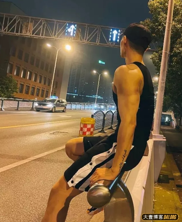 深夜偶遇跑步的肌肉小哥哥，被汗沁湿的八块腹肌让人挪不开眼睛