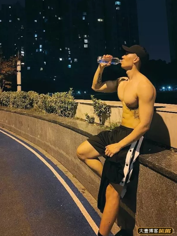深夜偶遇跑步的肌肉小哥哥，被汗沁湿的八块腹肌让人挪不开眼睛