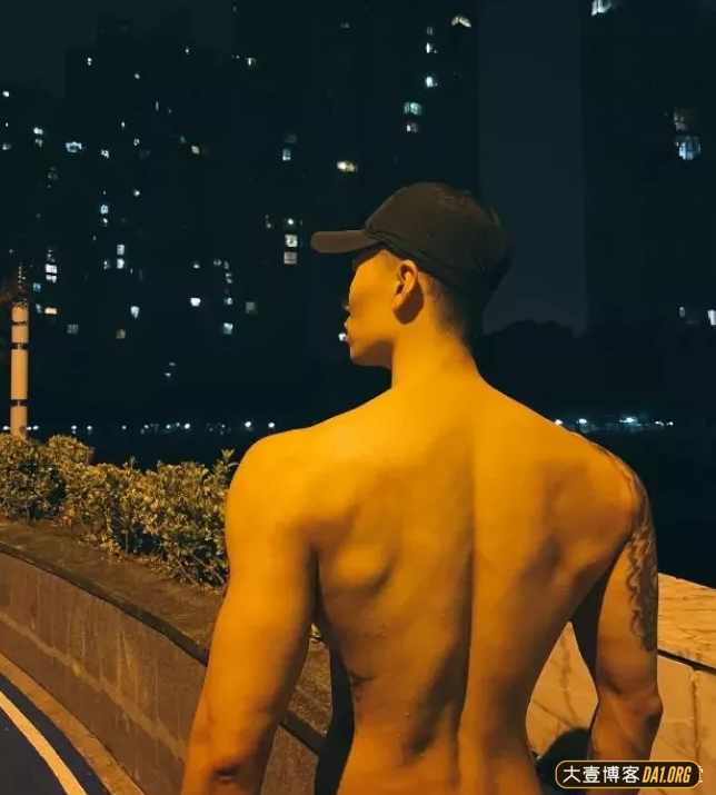 深夜偶遇跑步的肌肉小哥哥，被汗沁湿的八块腹肌让人挪不开眼睛