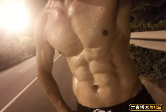 深夜偶遇跑步的肌肉小哥哥，被汗沁湿的八块腹肌让人挪不开眼睛