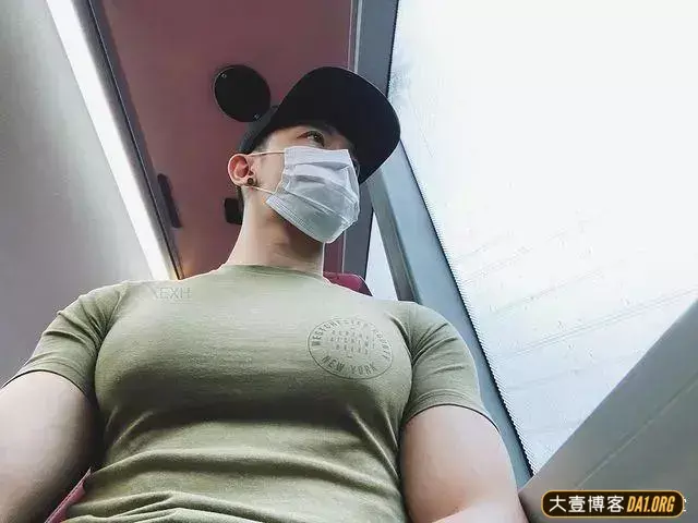 男生的胸肌练得这么饱满,让妹纸们羡慕! 男生的胸肌练得这么饱满,让妹纸们羡慕!