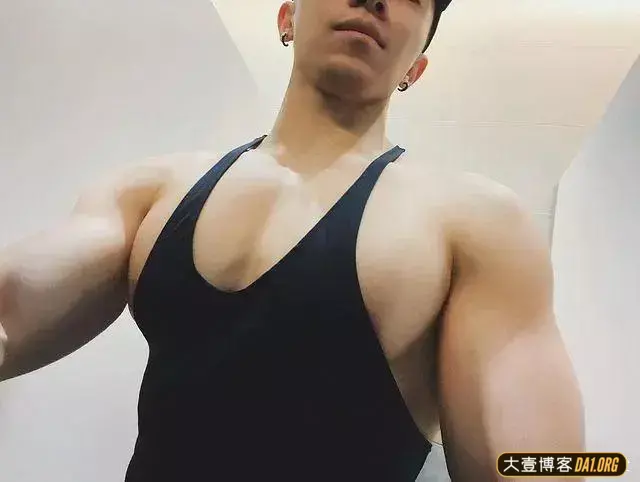 男生的胸肌练得这么饱满,让妹纸们羡慕! 男生的胸肌练得这么饱满,让妹纸们羡慕!