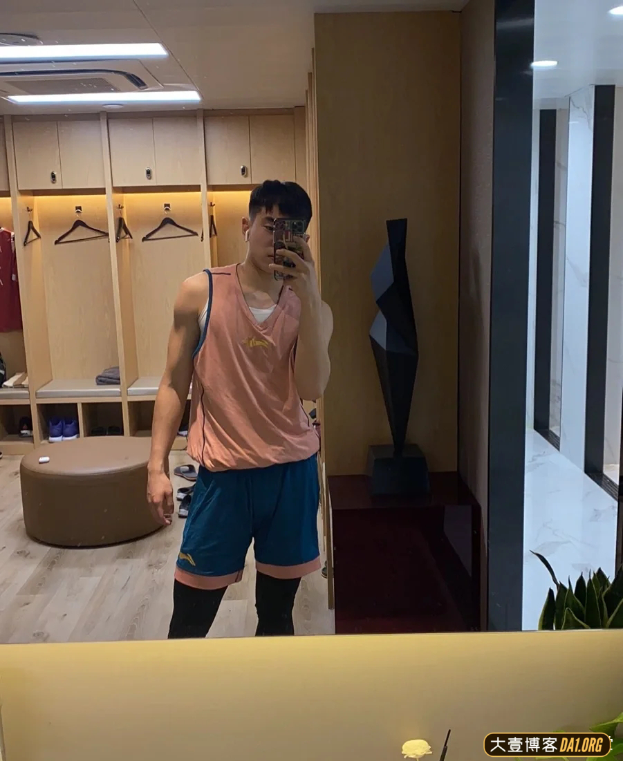 南京九中的篮球小哥哥太帅了，常被抓拍，表情呆萌，谁能不心动？