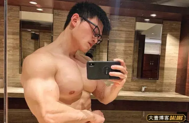 男生的胸肌练得这么饱满，让妹纸们羡慕！