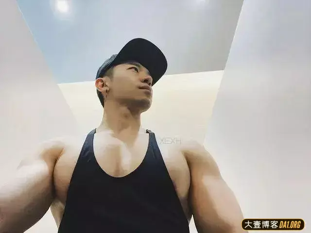 男生的胸肌练得这么饱满,让妹纸们羡慕! 男生的胸肌练得这么饱满,让妹纸们羡慕!