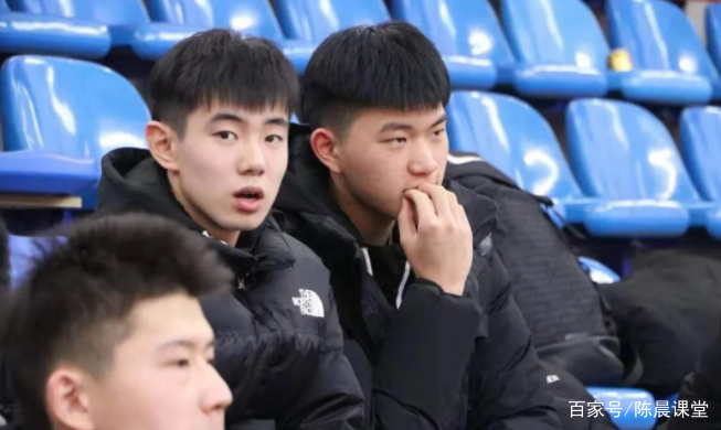 南京九中的篮球小哥哥太帅了，常被抓拍，表情呆萌，谁能不心动？