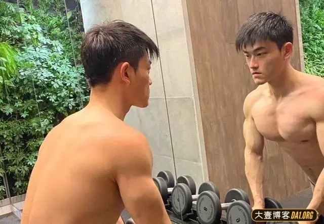 男生的胸肌练得这么饱满，让妹纸们羡慕！