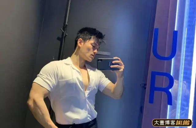男生的胸肌练得这么饱满，让妹纸们羡慕！