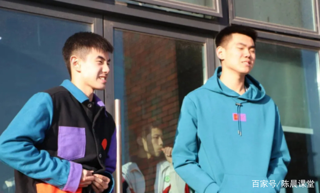 南京九中的篮球小哥哥太帅了，常被抓拍，表情呆萌，谁能不心动？