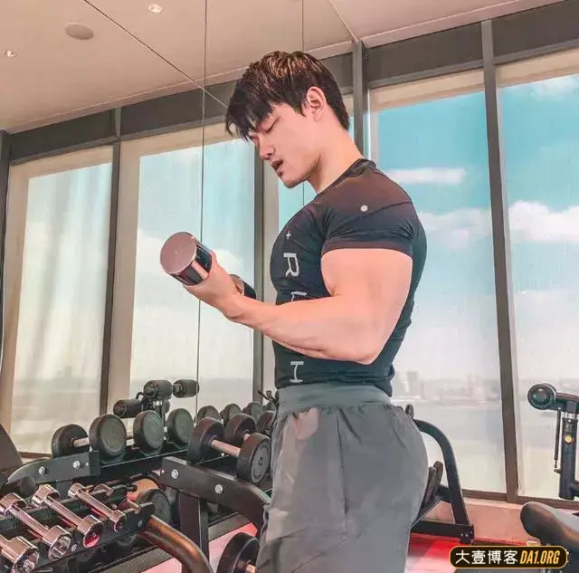 男生的胸肌练得这么饱满，让妹纸们羡慕！