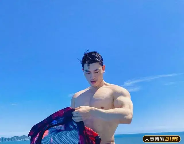 男生的胸肌练得这么饱满，让妹纸们羡慕！
