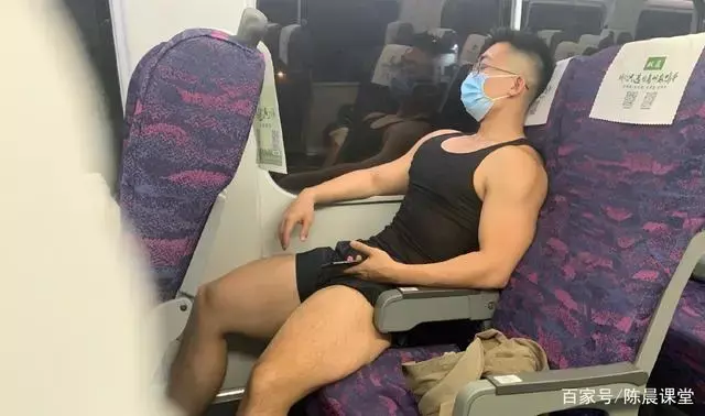 男生的胸肌练得这么饱满，让妹纸们羡慕！