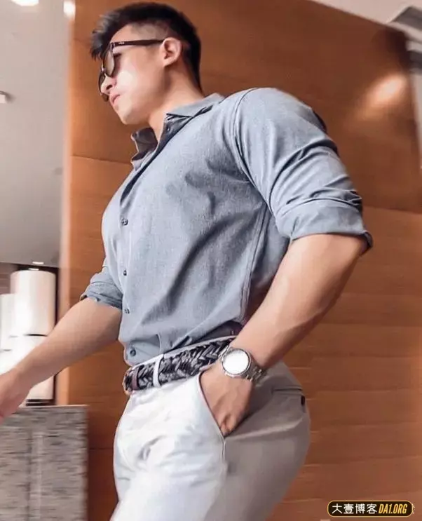 男生的胸肌练得这么饱满，让妹纸们羡慕！