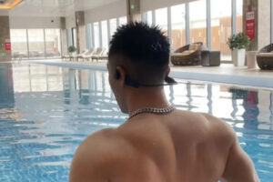 泳池偶遇长腿型男帅哥，肌肉线条清晰流畅，目测在一米九左右-大壹博客