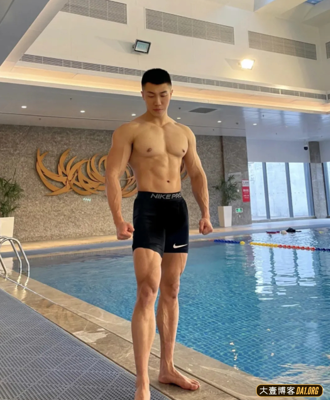 泳池偶遇长腿型男帅哥，肌肉线条清晰流畅，目测在一米九左右
