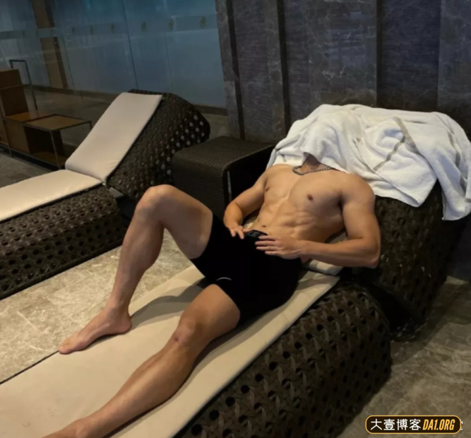 泳池偶遇长腿型男帅哥，肌肉线条清晰流畅，目测在一米九左右