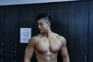 肌肉小哥健身完毕后更衣室自拍不停，感受下东北爷们儿的魄力！-大壹博客