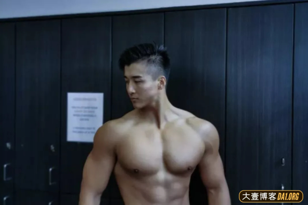 肌肉小哥健身完毕后更衣室自拍不停，感受下东北爷们儿的魄力！-大壹博客