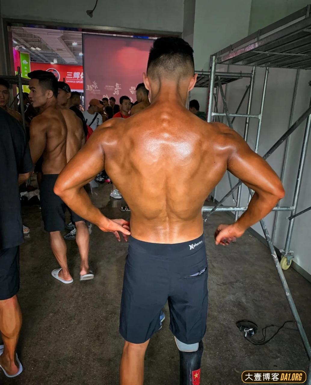 成都小伙截肢后的五年,越挫越勇,励志健身变型男,终抱得美人归 成都小伙截肢后的五年,越挫越勇,励志健身变型男,终抱得美人归