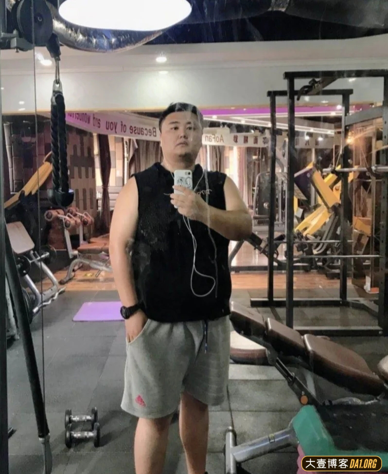奶爸为爱决心减肥：两年狂甩120斤，大肚腩变成八块腹肌！