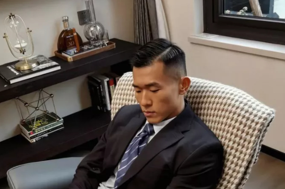 穿正装的肌肉重庆崽儿，跟重庆火锅一样爽脆火辣，让人上头！-大壹博客
