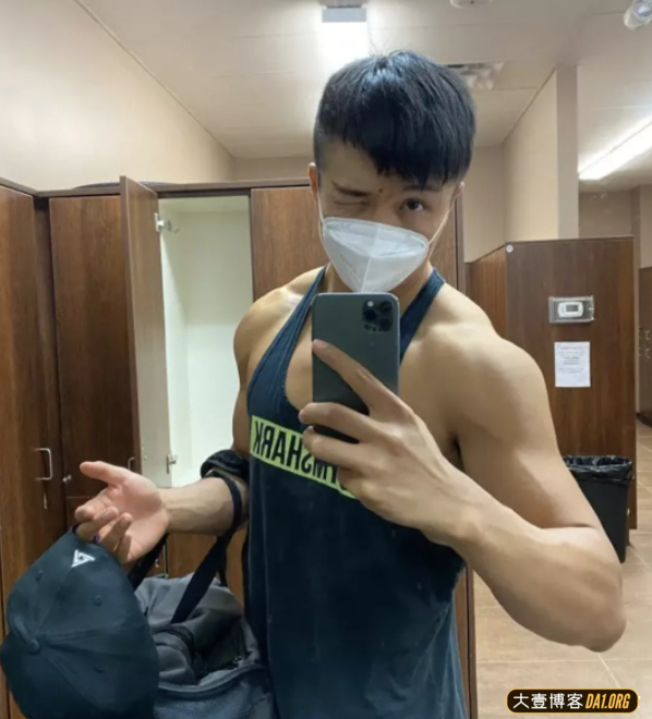 肌肉小哥健身完毕后更衣室自拍不停，感受下东北爷们儿的魄力！