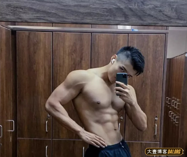 肌肉小哥健身完毕后更衣室自拍不停，感受下东北爷们儿的魄力！