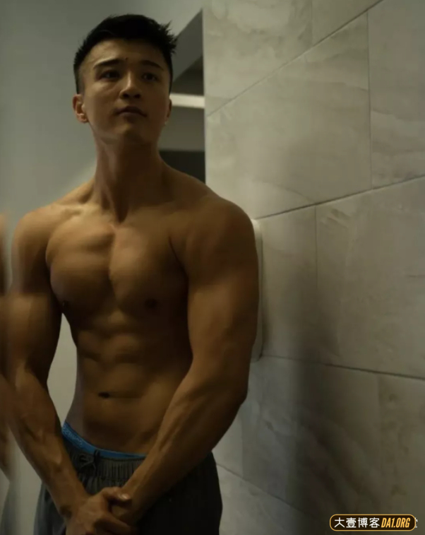 肌肉小哥健身完毕后更衣室自拍不停，感受下东北爷们儿的魄力！
