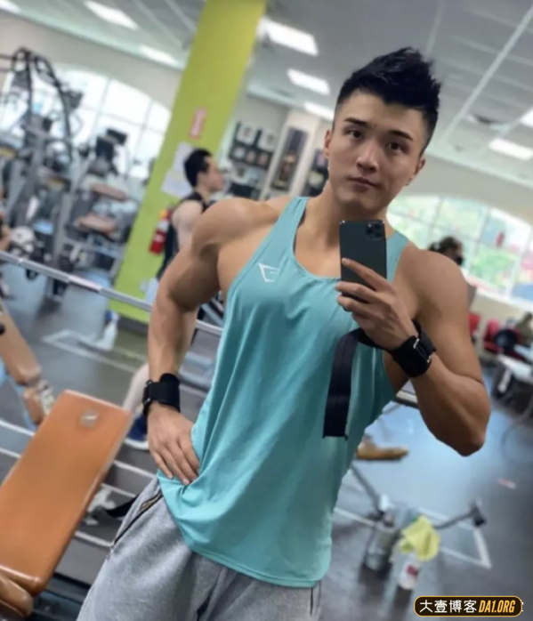 肌肉小哥健身完毕后更衣室自拍不停，感受下东北爷们儿的魄力！