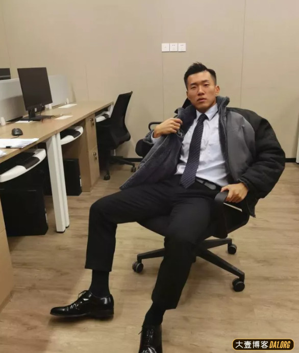 穿正装的肌肉重庆崽儿，跟重庆火锅一样爽脆火辣，让人上头！