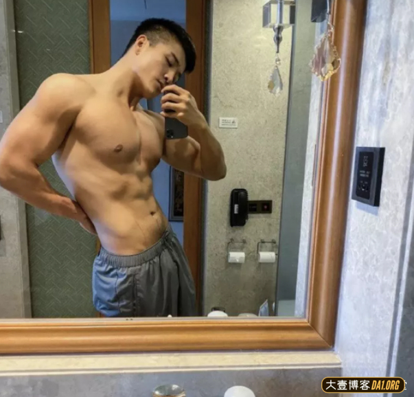 肌肉小哥健身完毕后更衣室自拍不停，感受下东北爷们儿的魄力！