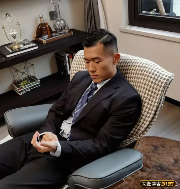 穿正装的肌肉重庆崽儿，跟重庆火锅一样爽脆火辣，让人上头！