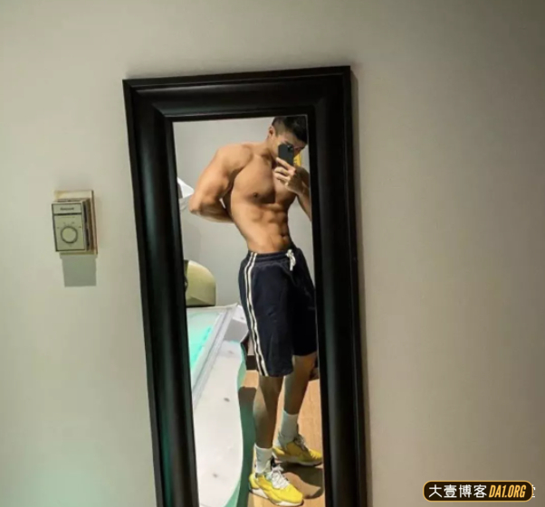 肌肉小哥健身完毕后更衣室自拍不停，感受下东北爷们儿的魄力！