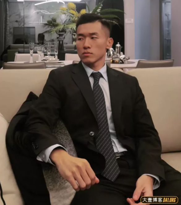 穿正装的肌肉重庆崽儿，跟重庆火锅一样爽脆火辣，让人上头！