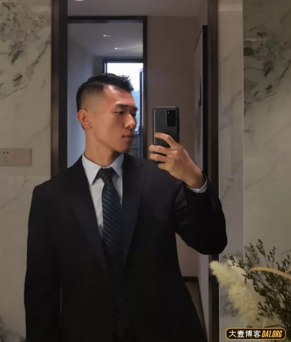 穿正装的肌肉重庆崽儿，跟重庆火锅一样爽脆火辣，让人上头！