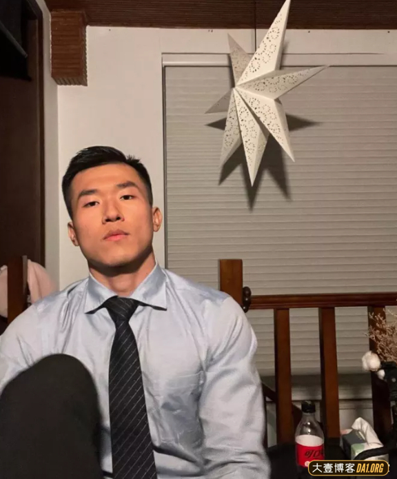穿正装的肌肉重庆崽儿，跟重庆火锅一样爽脆火辣，让人上头！
