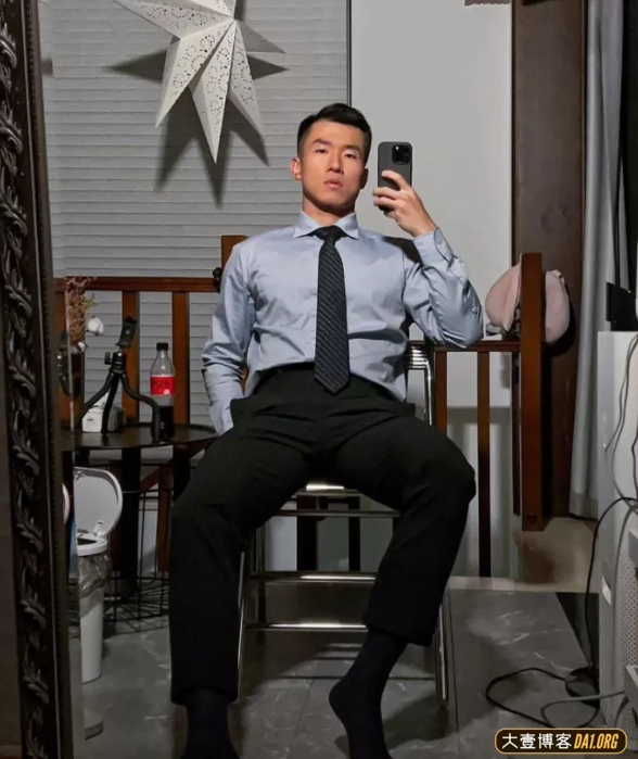 穿正装的肌肉重庆崽儿，跟重庆火锅一样爽脆火辣，让人上头！