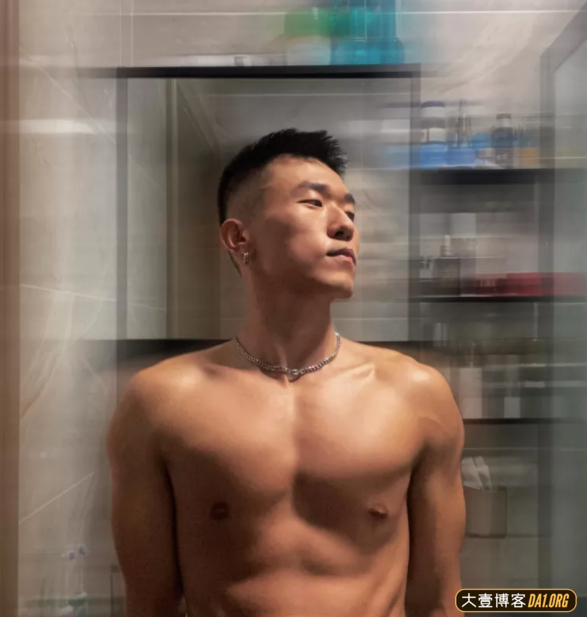穿正装的肌肉重庆崽儿，跟重庆火锅一样爽脆火辣，让人上头！