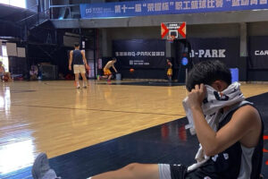抓拍：这才是正宗黑皮体育生的样子！-大壹博客