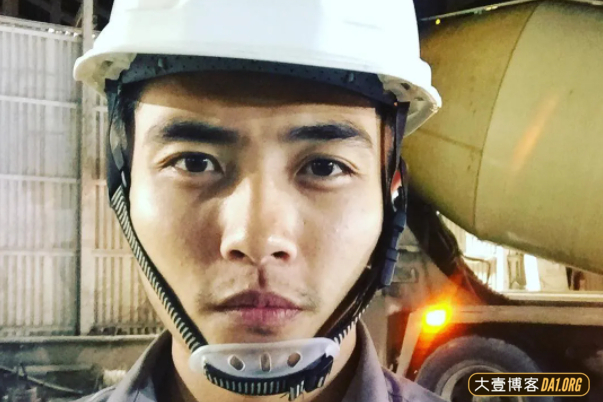 工地上发现的帅哥，浓眉大眼的，没想到身材也很棒！-大壹博客