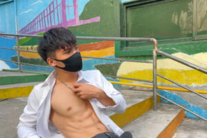 体育生有多爱秀腹肌？桥洞下不过瘾，干脆吊在椰子树上让参观！-大壹博客