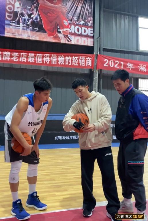 抓拍:这才是正宗黑皮体育生的样子! 抓拍:这才是正宗黑皮体育生的样子!