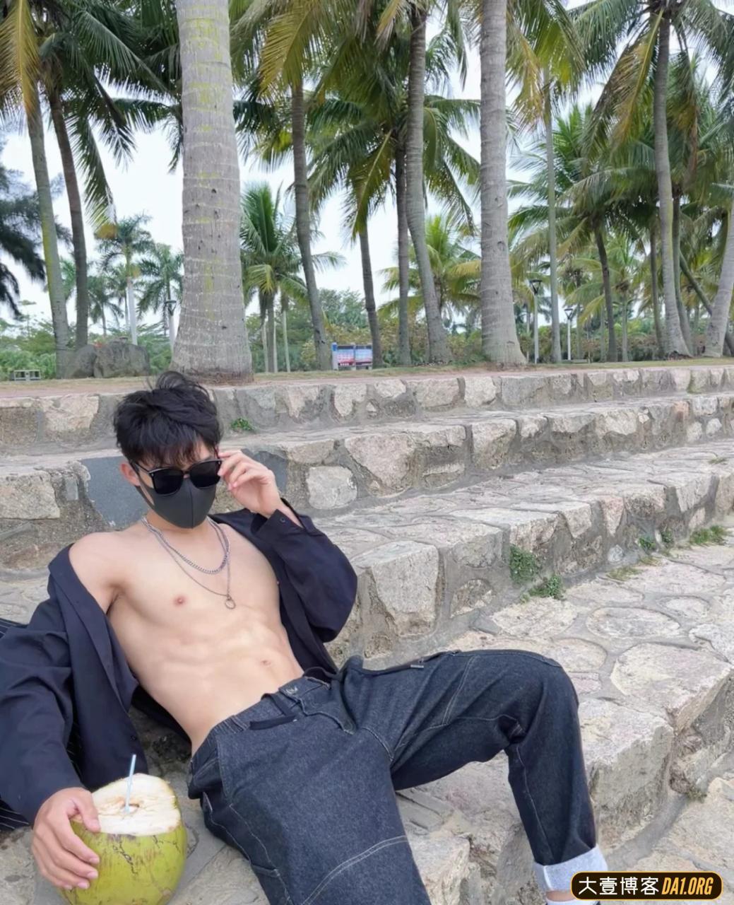 体育生有多爱秀腹肌?桥洞下不过瘾,干脆吊在椰子树上让参观! 体育生有多爱秀腹肌?桥洞下不过瘾,干脆吊在椰子树上让参观!