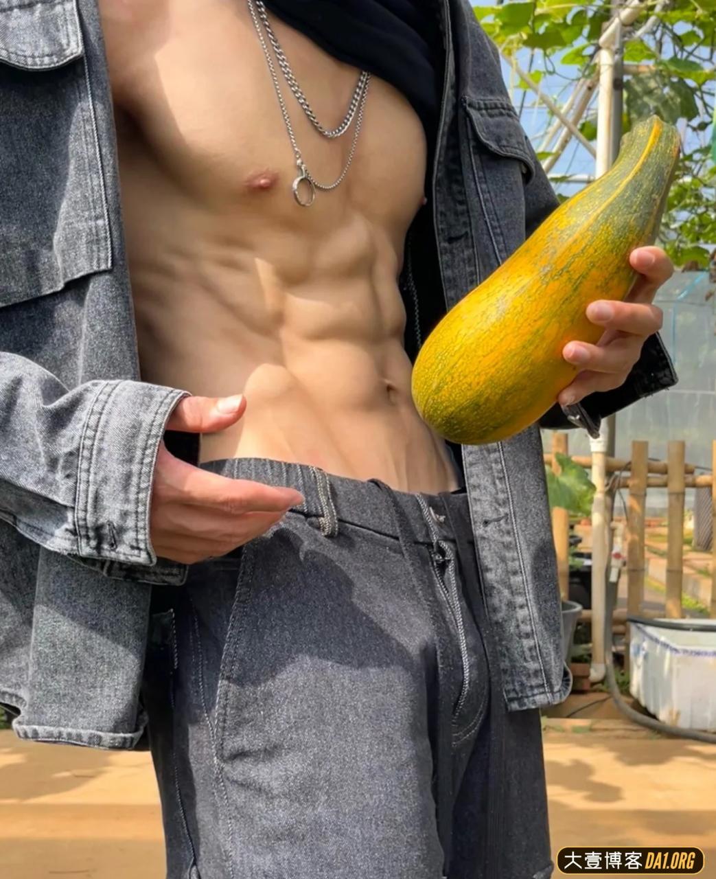 体育生有多爱秀腹肌?桥洞下不过瘾,干脆吊在椰子树上让参观! 体育生有多爱秀腹肌?桥洞下不过瘾,干脆吊在椰子树上让参观!