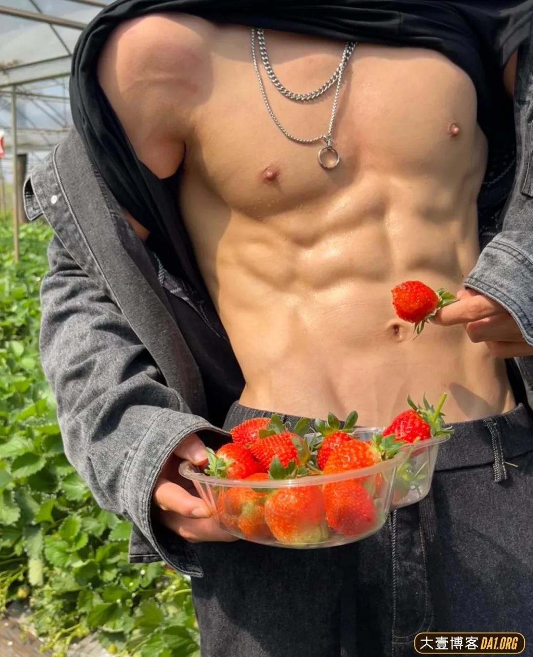 体育生有多爱秀腹肌?桥洞下不过瘾,干脆吊在椰子树上让参观! 体育生有多爱秀腹肌?桥洞下不过瘾,干脆吊在椰子树上让参观!