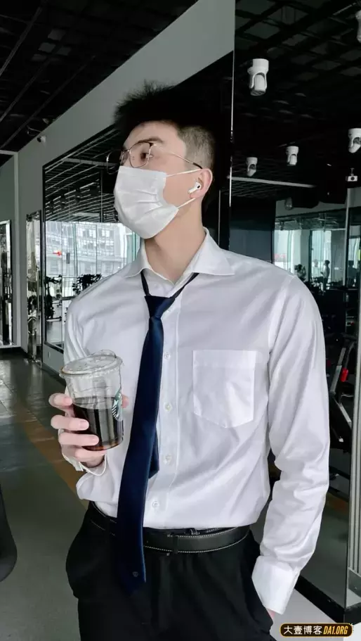 健身帅哥被误以为是销售，被人围得水泄不通，这真人得多帅啊！